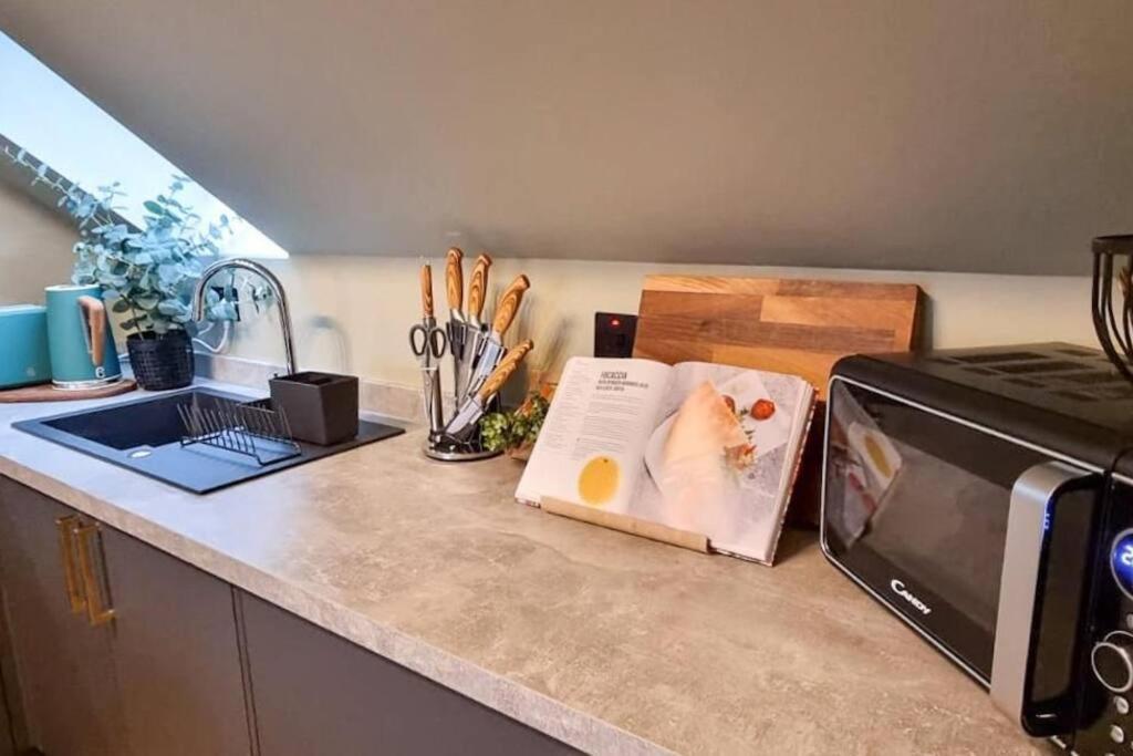 Super Stylish Apartment In Urmston Flat 3 Exterior photo